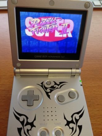 Game Boy Advance SP mit Super Puzzle Fighter II