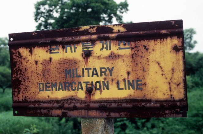 Schild: Demarkationslinie Südkorea, Foto: Tech. Sgt. Scott Stewart, U.S. Air Force.