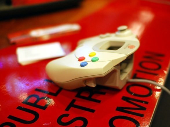 Dreamcast-Gamepad am redspotgames-Stand