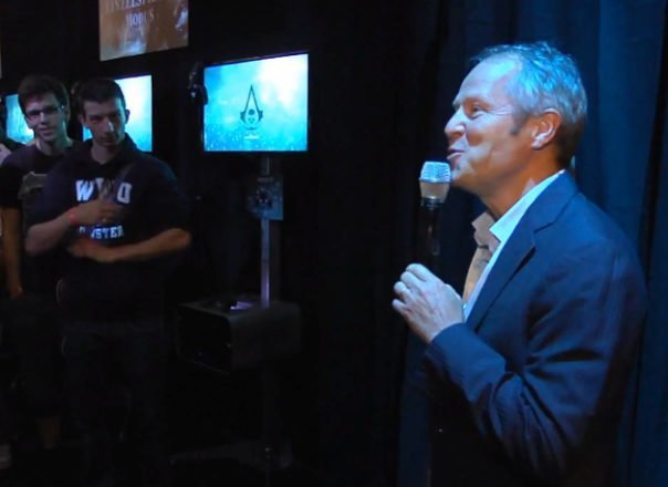 Yves Guillemot, CEO von Ubisoft, begrüßt die ersten AC4-Fans auf der GamesCom 2013